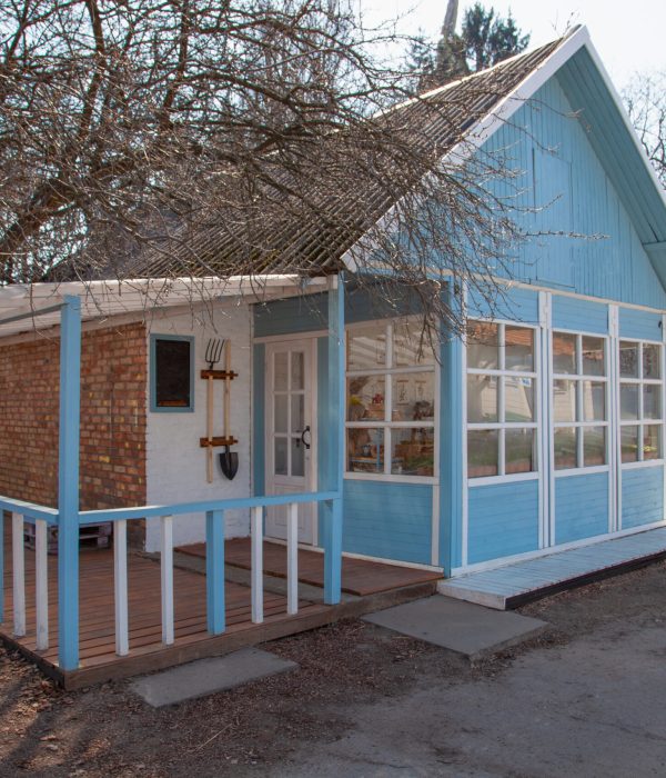 ADU Builder 37 Country house cottage. Small wooden house in the garden. Shed. Garden tools - fork, shovel. Gardening.